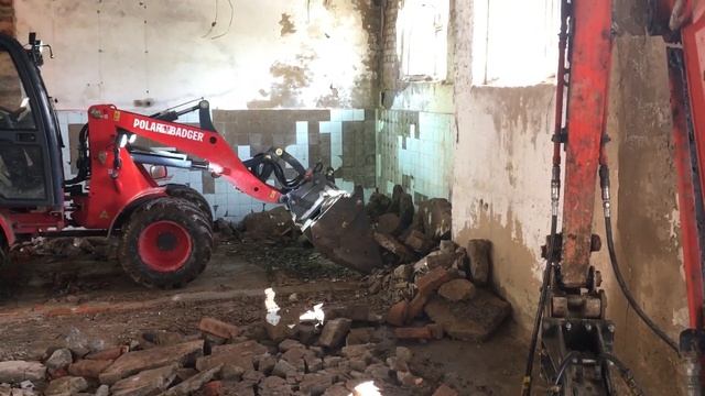 Ломаю пол гидромолотом | вывоз бетонного боя мини погрузчиком Polar Badger we 50 смотреть онлайн