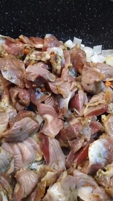 #shorts  Куриные желудочки тушёные в сметане.