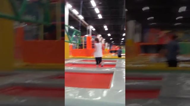 Ура я в батутном центре атмосфера!1 часть смотреть онлайн