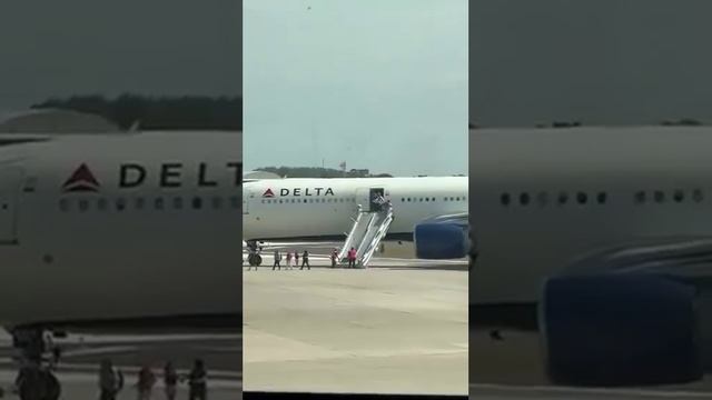 В аэропорту Орландо во Флориде загорелся пассажирский самолёт. смотреть онлайн