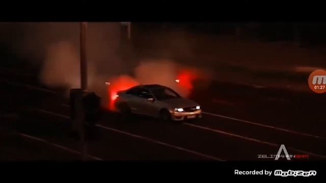 на спидометре за сотню город милкает