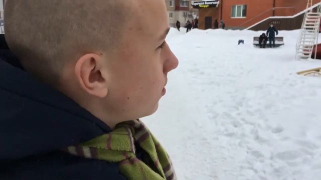 Едим с друзьями булочки очень вкусные со сгущёнкой на большой перемене в колледже