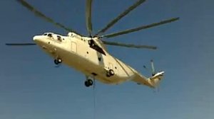 Грузовой вертолет привозит груз