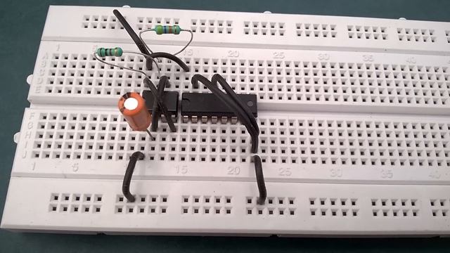 LED Chaser circuit using 555 timer + 4017 IC on Breadboard - Basic Electronics Projects смотреть онлайн