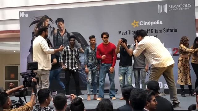 TIGER SHROFF & TARA SURTARIA AT SEAWOOD GRAND CENTRAL MALL смотреть онлайн