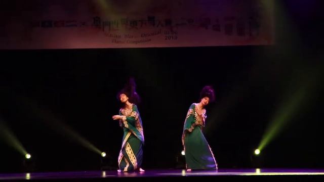 Adri-Khaleegy dance by Lyla & Cynthia смотреть онлайн
