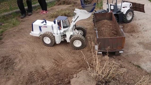 Claas Xerion 3800 VC mit Hakenlift wird beladen von Kawasaki Radlader смотреть онлайн