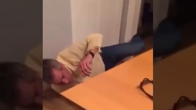 вот так надо орехи колоть 🤣 смотреть онлайн