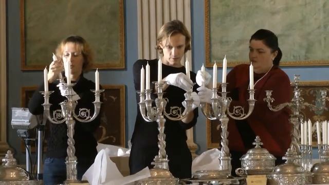 Esterházy Deckt Den Silbertisch