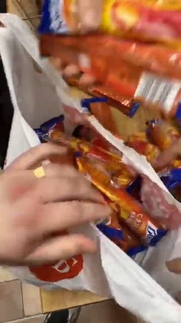 Купил дофига мороженного 😅 спасаюсь от жары #оченьмного #мороженое #топ