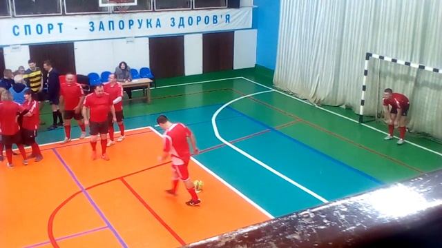 # 2 Невероятные спортивные соревнования в ГАХК "АРТЕМ" [Футбол: тренировка красных] смотреть онлайн