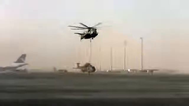 Сикорский Super Stallion взял на буксир англичанина смотреть онлайн
