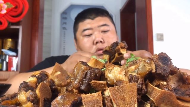 花320买了12斤牛尾巴，这东西太好吃了，胖哥一口酒一口肉，爽啊！【胖猴仔】