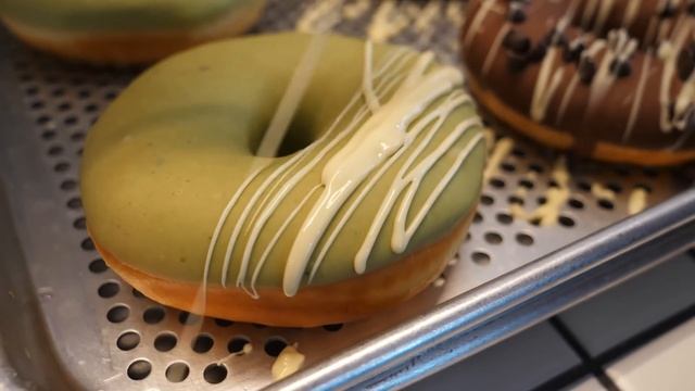 Chocolate Donuts with Various Toppings Made by Donut Machine / 초콜릿 도넛 / Korean Street Food смотреть онлайн