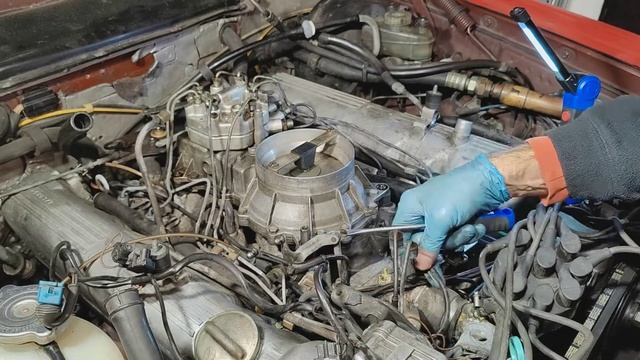 Removing injectors, frequency valve, air flow sensor, fuel distributor смотреть онлайн