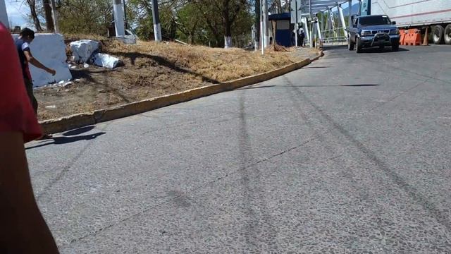 🚨 Intentamos cruzar la frontera de El Salvador a Guatemala 😲 │Por poco nos meten presos 👮🏻 смотреть онлайн