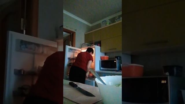 ДОМАШНИЙ ВЛОГ. САЛАТ ИЗ ТОГО ЧТО ЕСТЬ 🥬🥗👌. ЗАКОНЧИЛСЯ ГАЗ🧐.#болталка #домашнийвлог#блоги