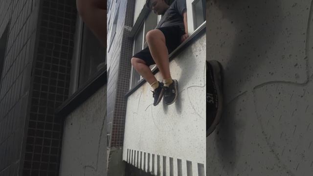 ШКОЛЬНИК СБРОСИЛСЯ С 9 ЭТАЖА смотреть онлайн