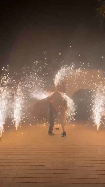 Фейерверк из холодных фонтанов на день рождения 11.04.25 Азов смотреть онлайн