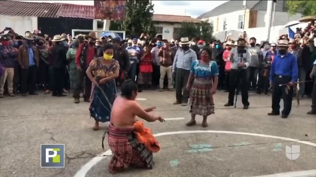 A latigazos, castigan a tres mujeres acusadas de robar artículos para desfavorecidos смотреть онлайн