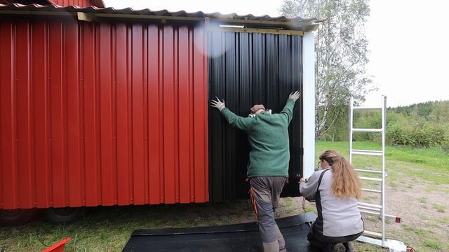 Installerar lucka, dörrar och dörrlås i äggmobilen смотреть онлайн