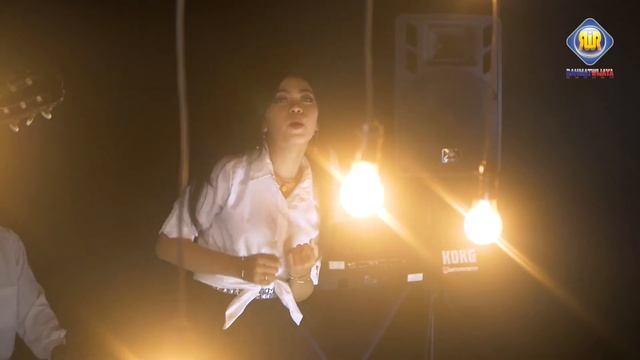 Esa Risty - Percuma Mikir Mantan | Dangdut (Official Music Video) смотреть онлайн