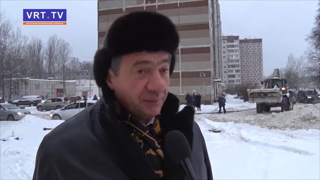 С лопатами в руках. Активные жители вышли на субботник! смотреть онлайн