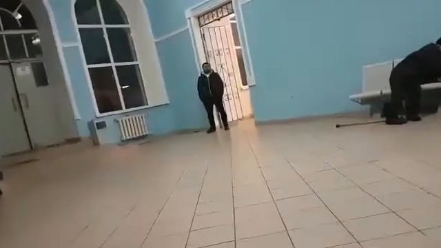 Башкортостан На вокзале в с. Раевский мусор сбросил со скамейки инвалида смотреть онлайн