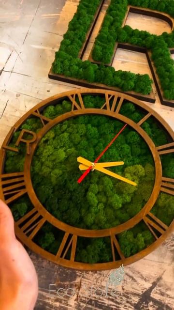 Для компании «LR» изготовили логотип и часы из стабилизированного мха🌿Наш WhatsApp: +79656074796💚 смотреть онлайн