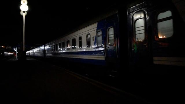 🇺🇦 Elektrowóz UZ ЧС4-063 z pociągiem 017 О „Мрія” wyjazd ze stacji Kyiv-Pasazhyrsky 03.08.2021 смотреть онлайн