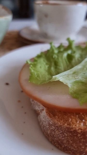 Тост с индейкой,  таорож.сыром, салатом. Пшенная каша, капучино на миндальном молоке