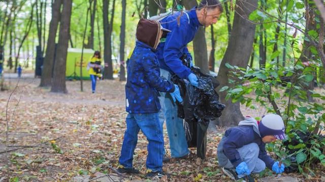 Уборка мусора с раздельной сортировкой в Сырецком парке смотреть онлайн