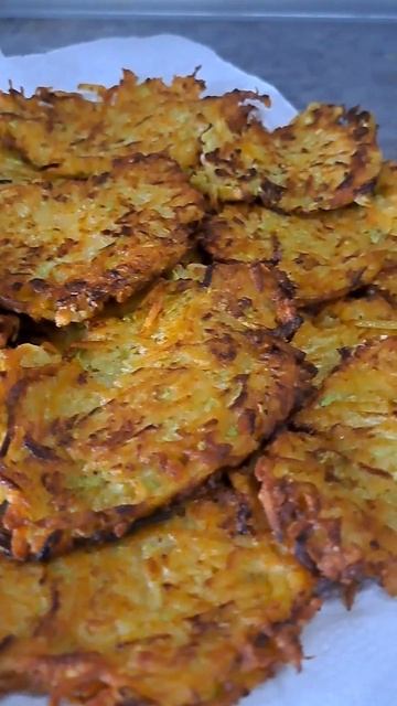 Берём кабачки и картофаны и готовим