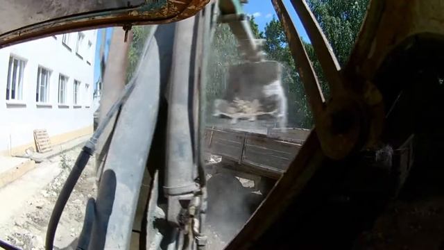 Трактор ЮМЗ-6 ЭО-2621. Погрузка строительного мусора. смотреть онлайн