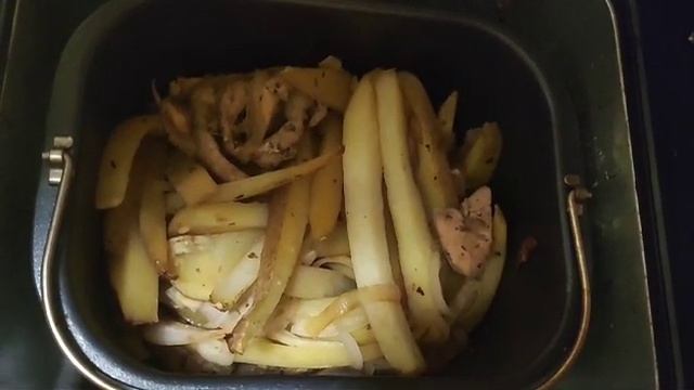 Картошка по деревенски с индейкой и луком в хлебопечке Ramicom 8000