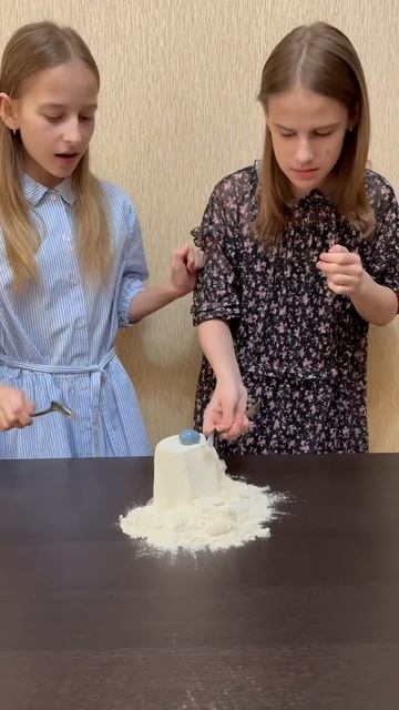 Кто выиграл челлендж с мукой? #shorts #funny #challange смотреть онлайн