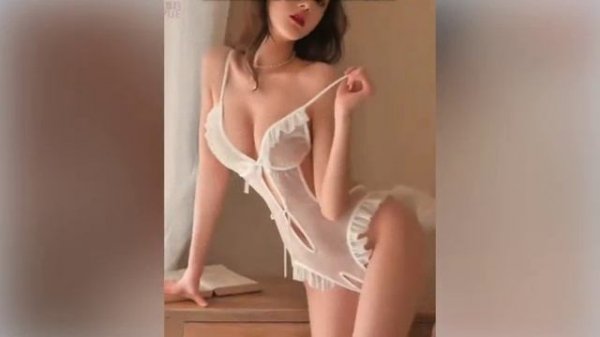 Девушка в прозрачном нижнем белье