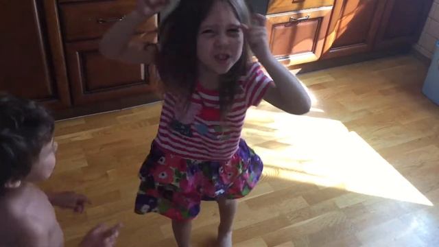 Мама включила нормальную музыку смотреть онлайн