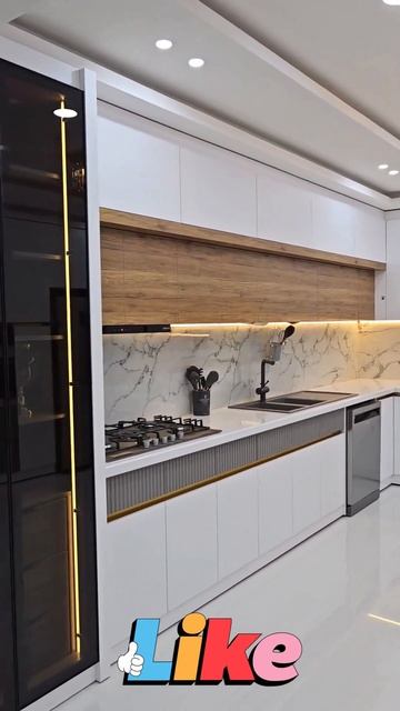 Угловая белая кухня с высокими чёрными витринами до потолка под заказ #kitchen #современнаякухня