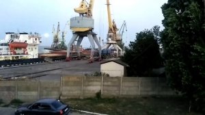 Погрузка зерна в порту.