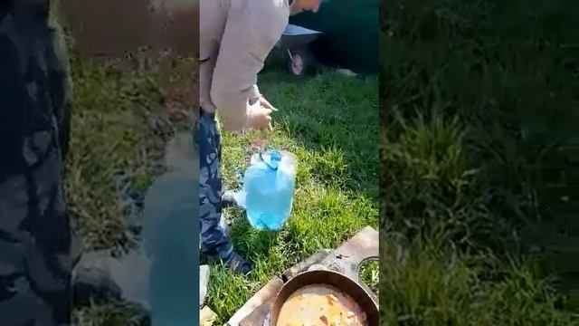 В казане на костре