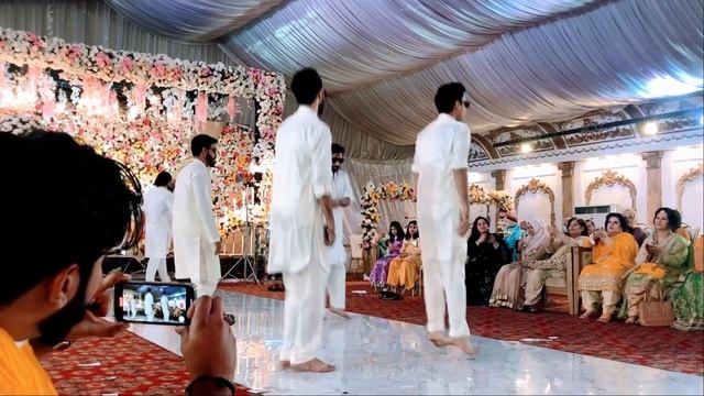 Pakistani Wedding Mehndi Dance (Song: Yaar Mera Titliyaan War Ga) смотреть онлайн