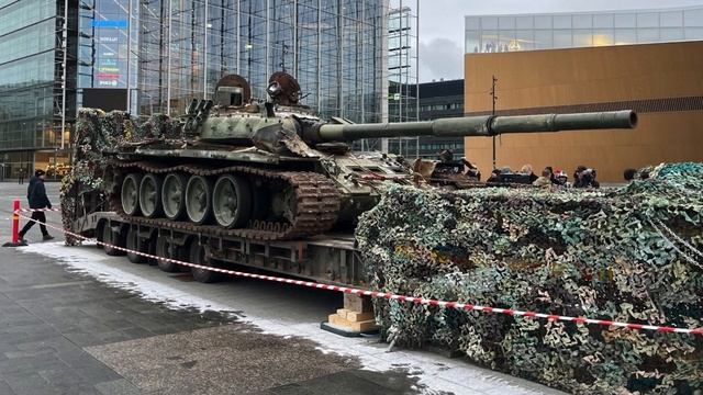 In the capital of Finland, Helsinki, a destroyed tank T-72 of russian was brought to the exhibition смотреть онлайн