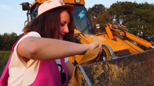 У Мамы Трактор сломался, у Лёвы отвалилось колесо на тракторе Папа пришёл на помощь.