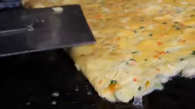 Гигантский рулет из омлета