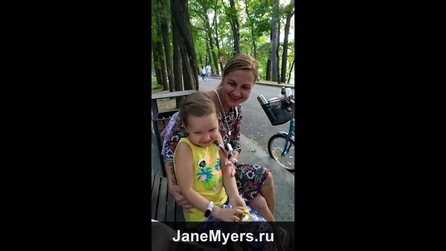 Милая девочка Реакция на шарж - Cute little girl Fun Caricature Reaction смотреть онлайн