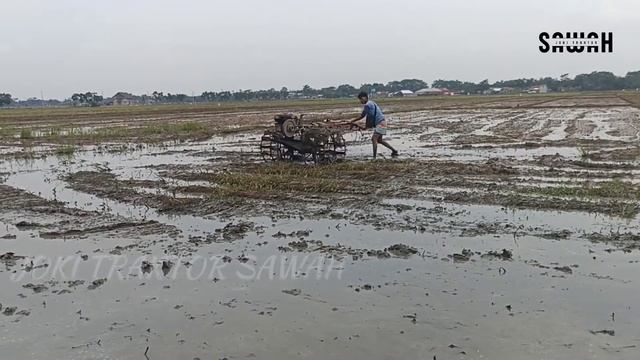 TRAKTOR GARU DI SAWAH EXTREME PENINGGALAN ZAMAN BELANDA #sawah #wongjowo #traktor смотреть онлайн