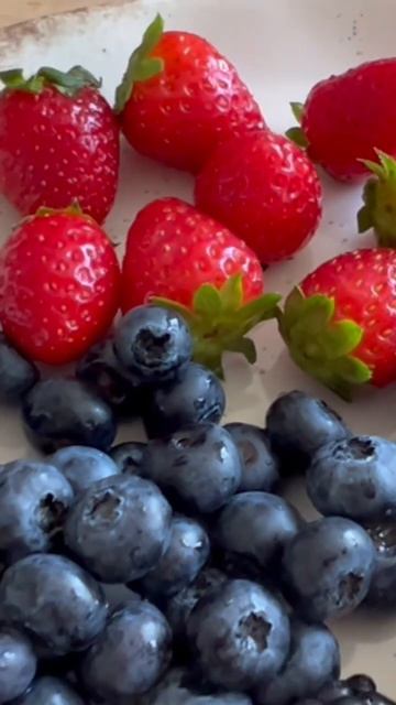 Любите ягоды? #ягоды#перекус#кофе#coffee#berries#lifestyle смотреть онлайн