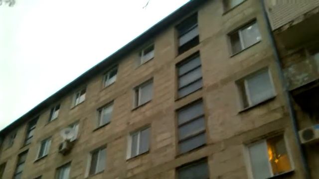 Кинул шарик с 5 этажа смотреть онлайн