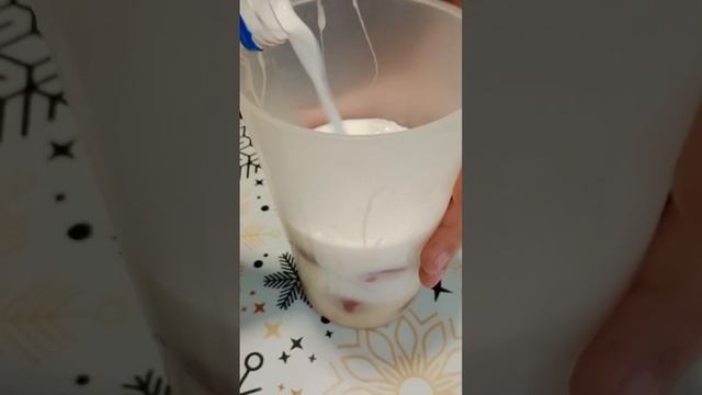 Молочный коктейль с клубникой.